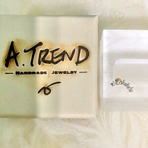 Elegant Gold and zircon Stud Earring